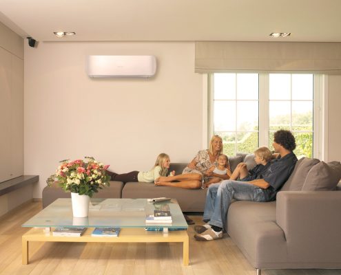 imagen de familia con equipo de pared